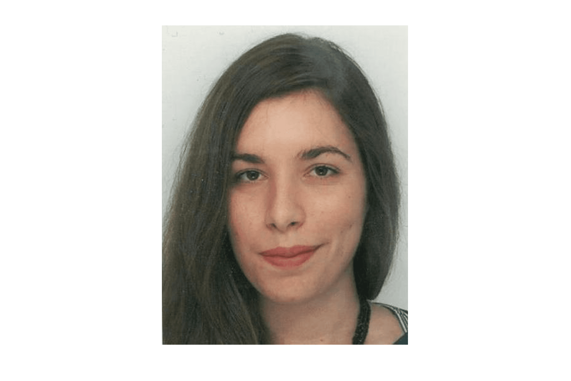 Jeune femme de face aux cheveux longs et bruns. 