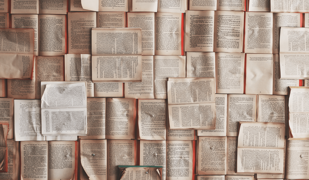 Mosaïque de pages d'ouvrage jaunies. 