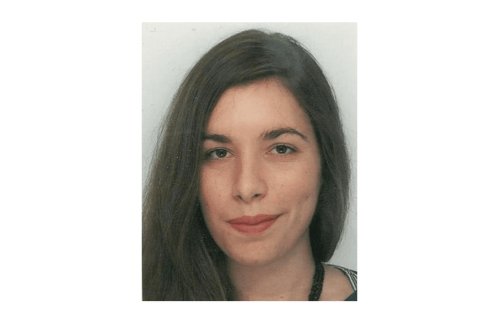 Jeune femme de face aux cheveux longs et bruns. 