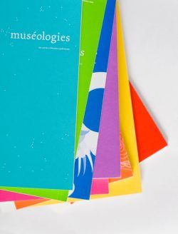 Exemplaires de la revue Muséologies de couleurs différentes empilés