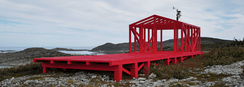 Charpente en bois rouge d'une cabine placé sur le roc près du golfe du fleuve Saint-Laurent. 