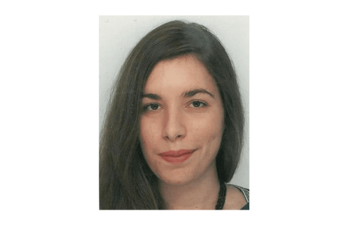 Jeune femme de face aux cheveux longs et bruns. 
